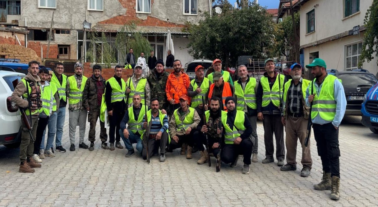 Hüyükte yaban domuzları için sürek avı yapıldı