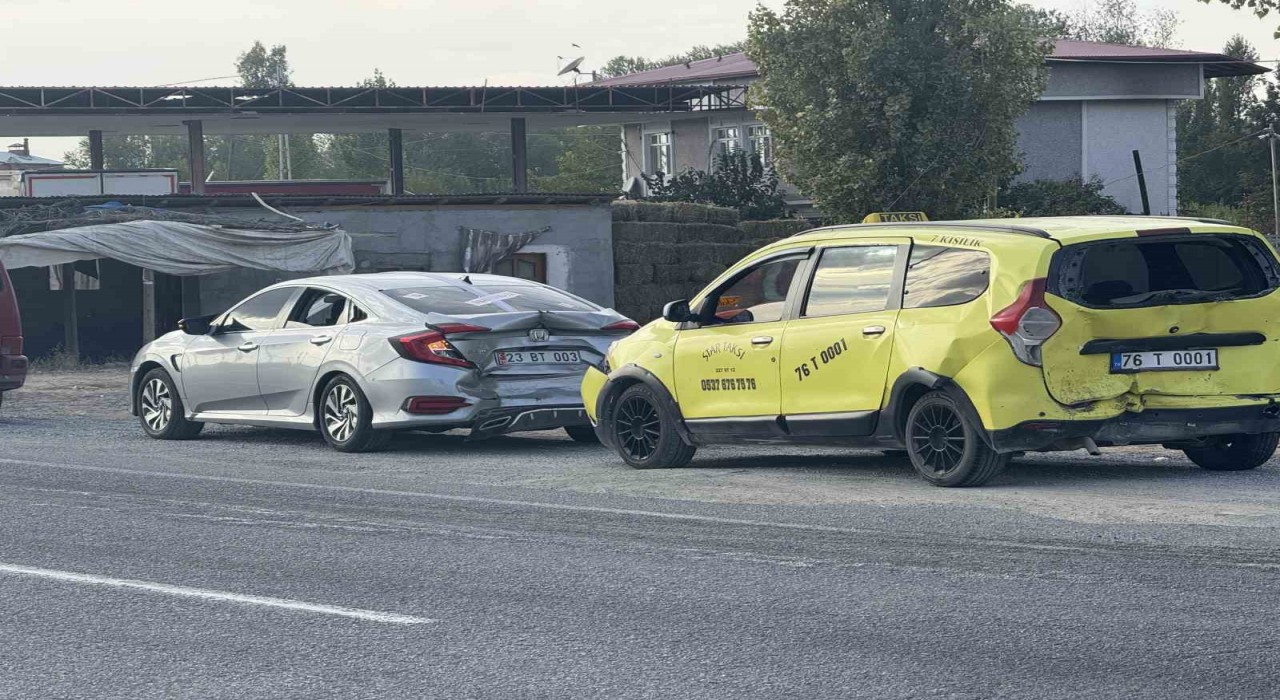 Iğdırda 3 araç birbirine girdi