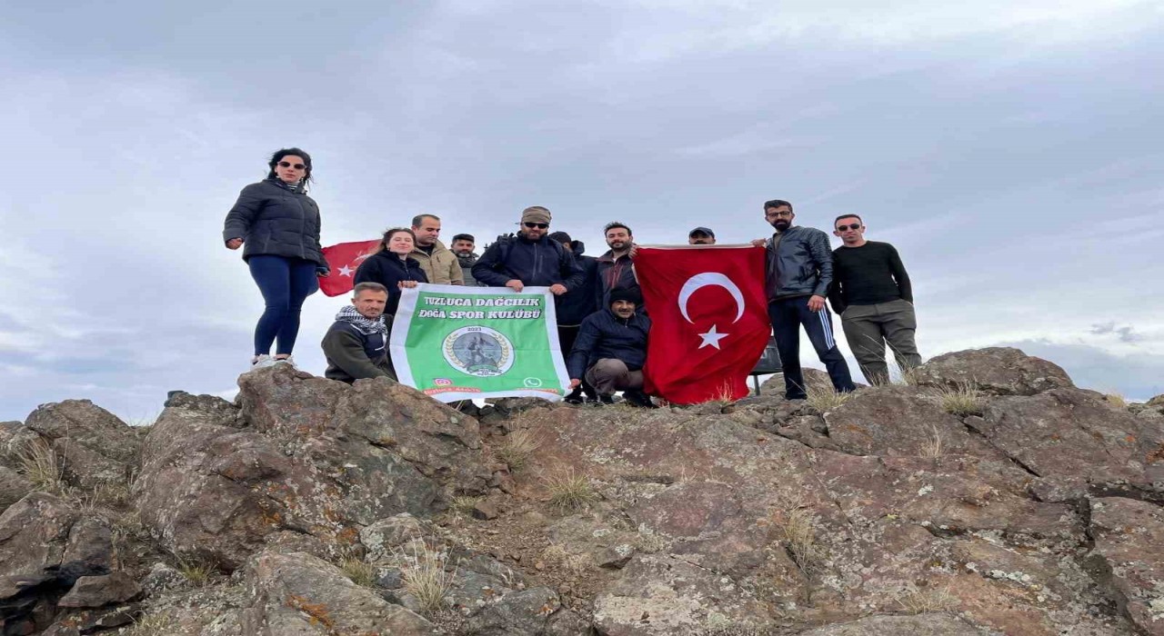 Iğdırda dağcılardan Cumhuriyet Bayramına özel Tekelti Dağı zirve tırmanışı