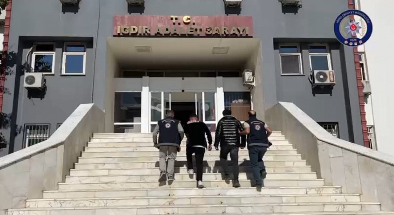 Iğdırda kaçak 10 Afgan göçmen ve göçmenleri taşıyan 2 kişi yakalandı