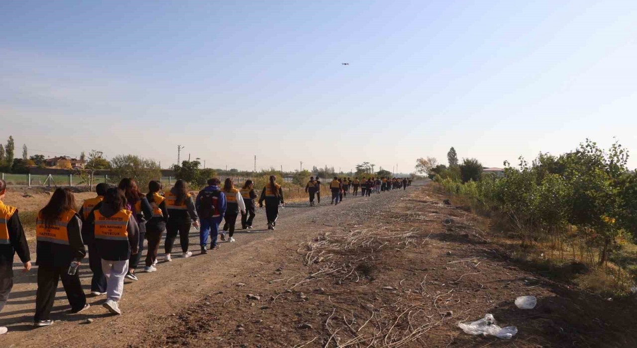 Iğdırda kayıp Alzheimer hastası için bin kişilik ekip arama çalışmalarına katıldı