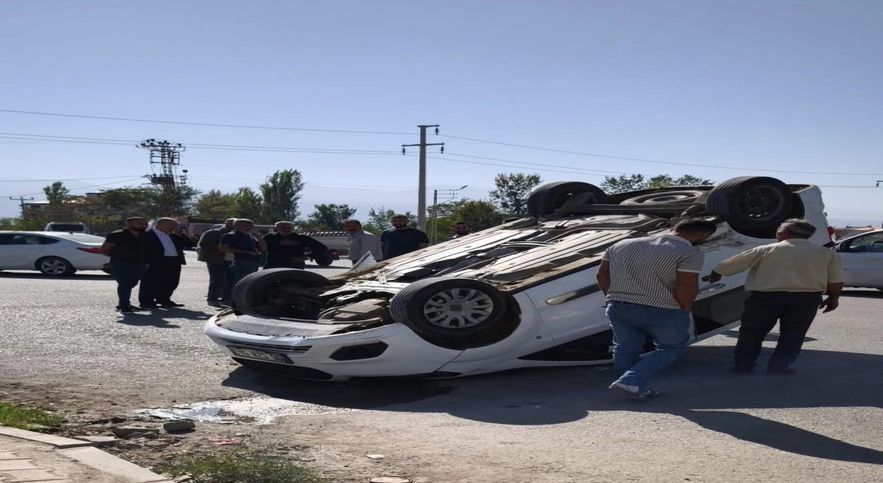 Iğdırda kaza yapan araç ters döndü