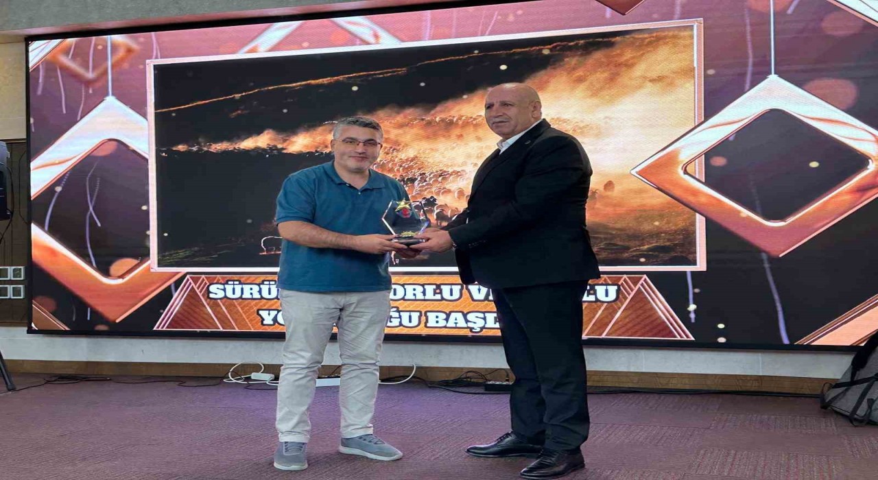 İHA muhabiri Özkan Olcay, birincilik ödülünü aldı