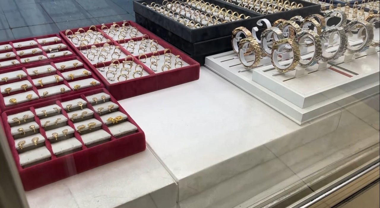 İkisi oyaladı, biri vitrindeki milyonluk altın yüzükleri çaldı