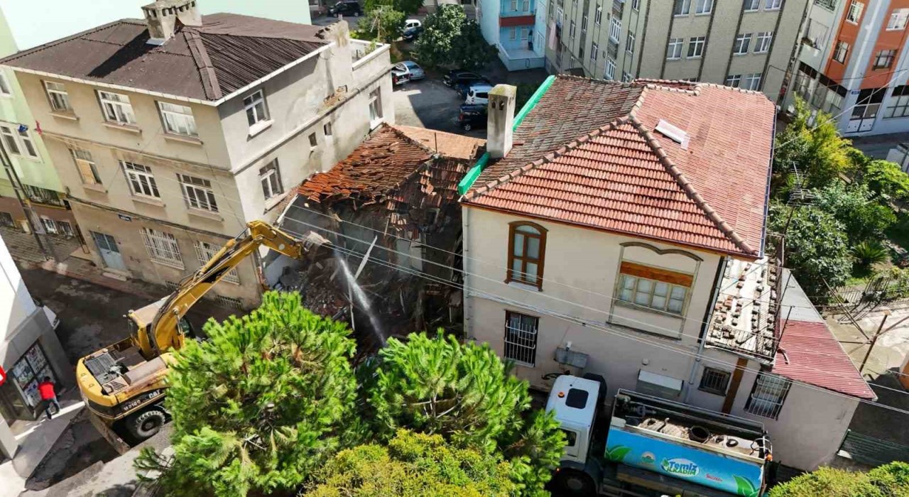 İlkadımdaki metruk binalar yıkılıyor