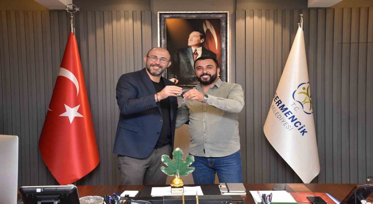 İncir festivalinin traktör talihlisi anahtarını Başkan Zencirciden teslim aldı