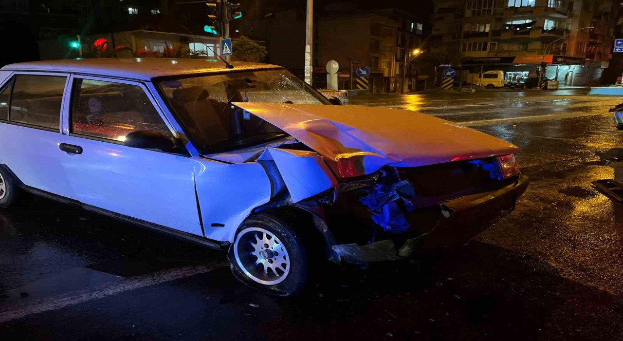 İncirliovada ışıkta bekleyen araca, otomobil çarptı