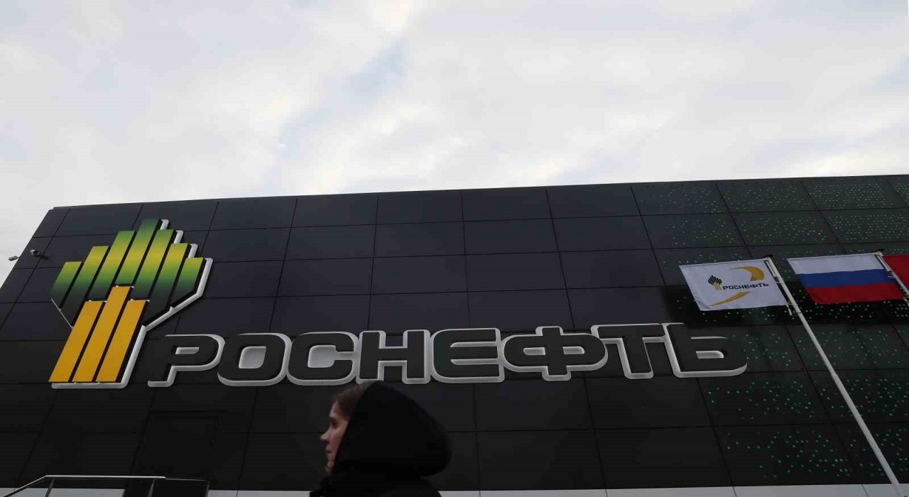 İngiltereden Rus petrol şirketleri ve ortaklarına yaptırım