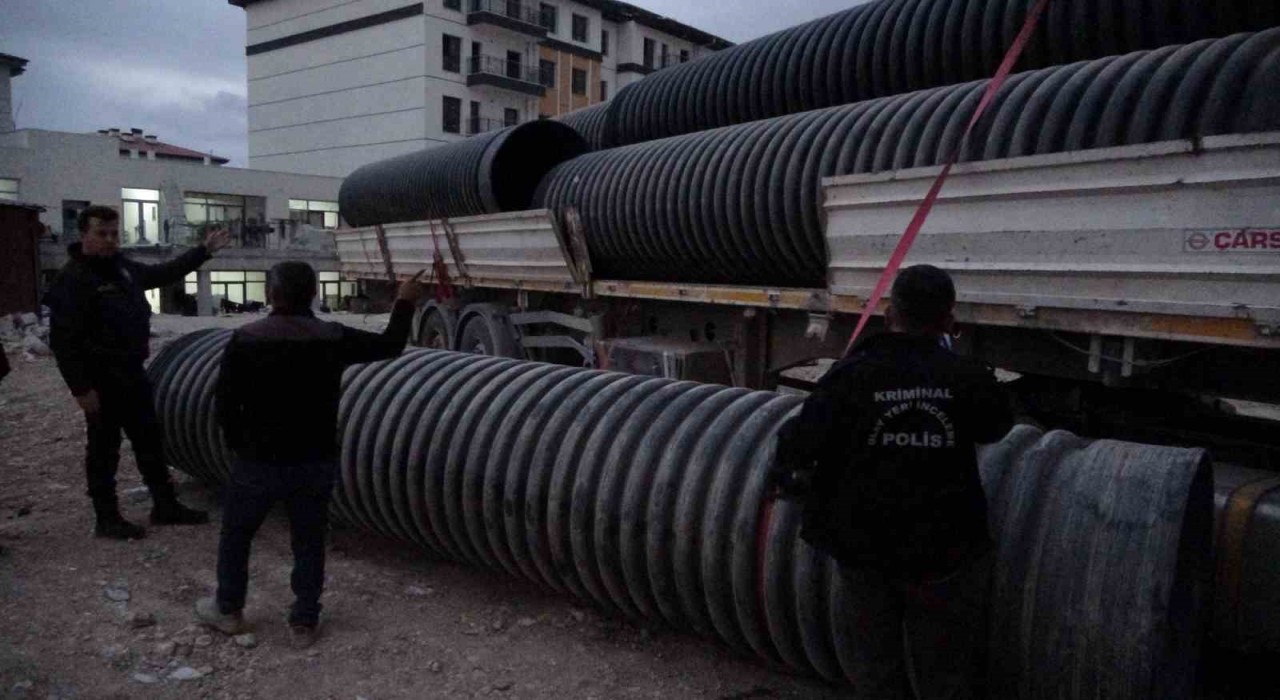 İnşaatta üzerine 750 kilo plastik boru düşen sürücü ağır yaralandı