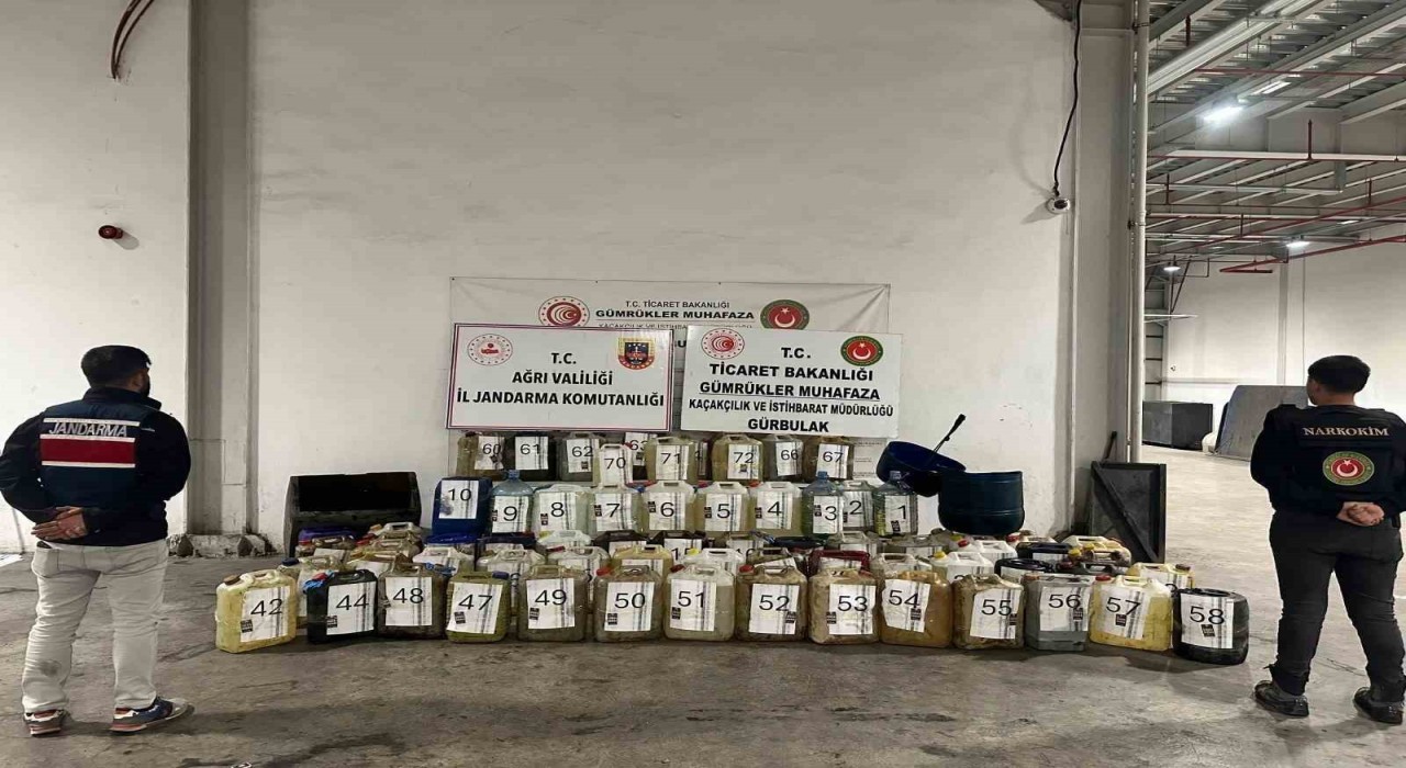 İrandan gelen otobüste 1 ton sıvı metamfetamin ele geçirildi