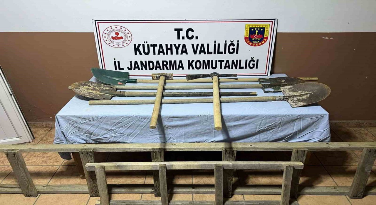 İş makinesiyle define arayan şahısları jandarma yakaladı