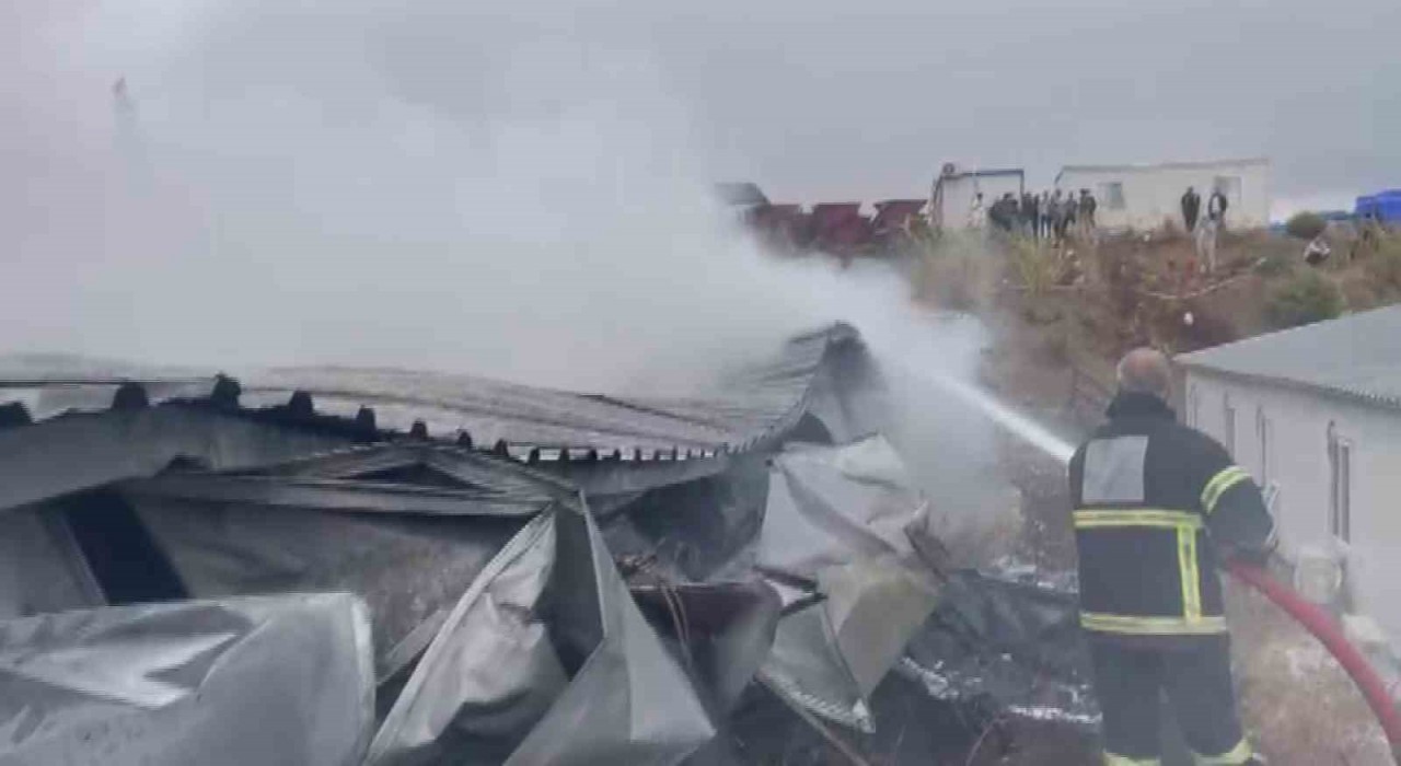 İşçilerin kaldığı konteyner yatakhane alevlere teslim oldu