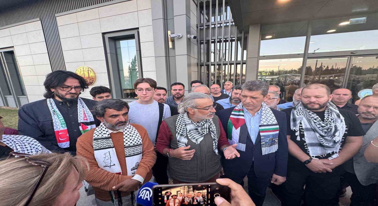 İsrailin alıkoyduğu 2 aktivist Antalyaya döndü