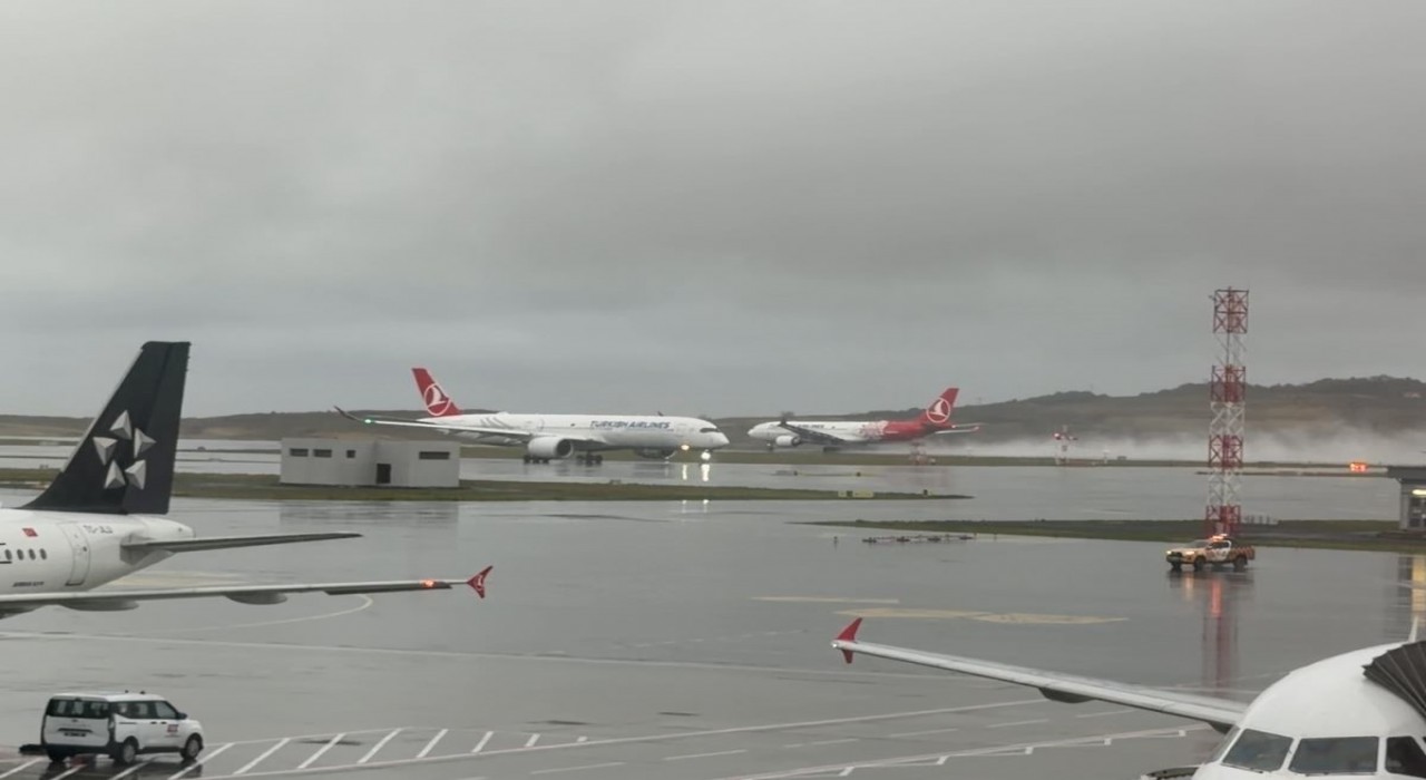 İstanbul Havalimanında yağmur