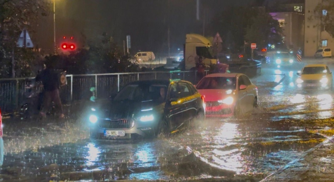 İstanbulda aniden bastıran sağanak yağmur hayatı felç etti