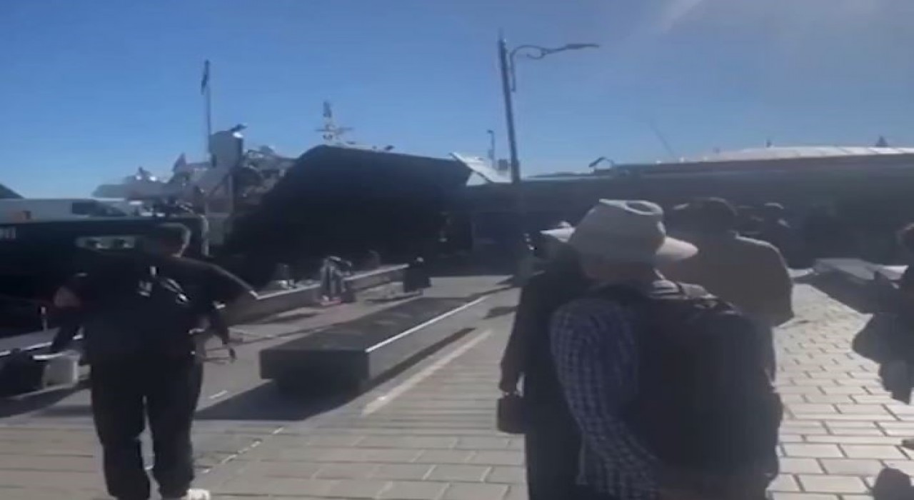 İstanbulda arabalı vapur iskeleye çarptı, kaza anı kameraya yansıdı