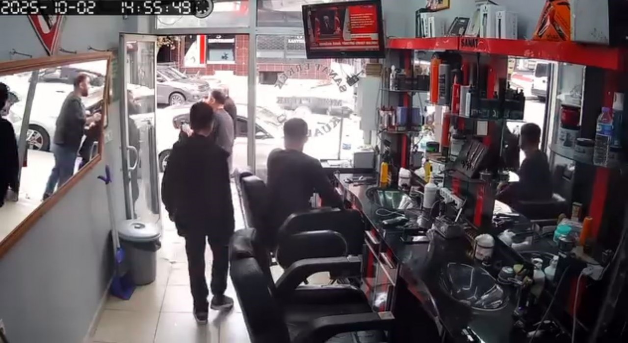 İstanbulda bakkal ve berberde deprem anı kamerada: Vatandaşlar panikle dışarıya çıktı