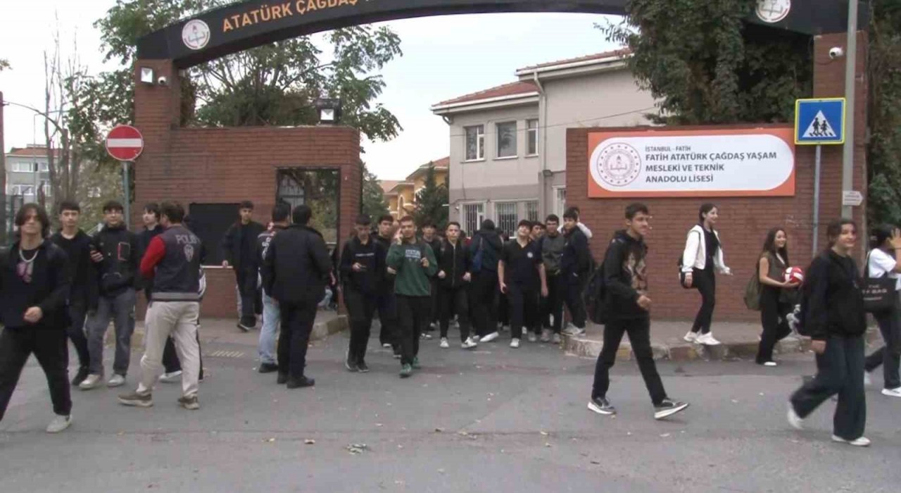 İstanbulda beklenen sağanak yağış nedeniyle öğrenciler okullarından erken çıktı