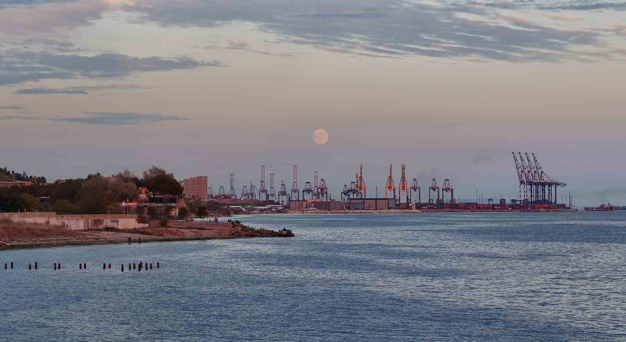 İstanbulda dolunay Ambarlı limanıyla görüntülendi