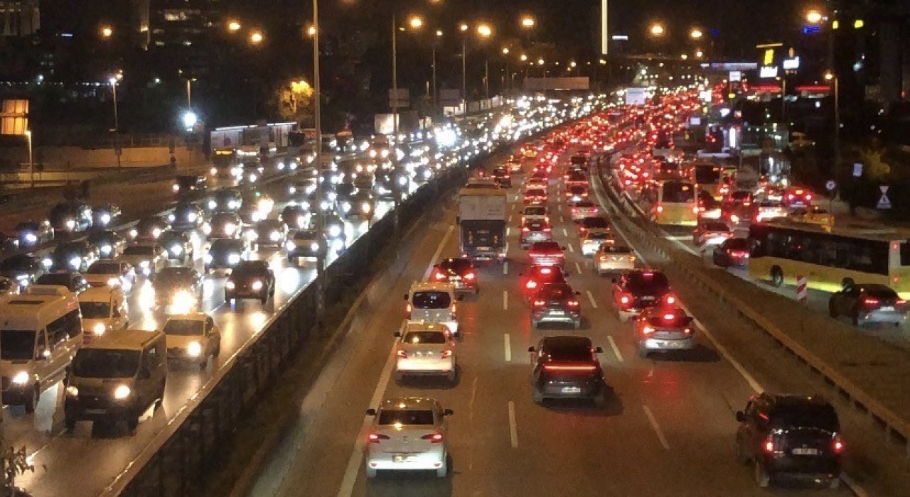 İstanbulda haftanın ilk mesai gününde akşam trafiği yüzde 78e ulaştı