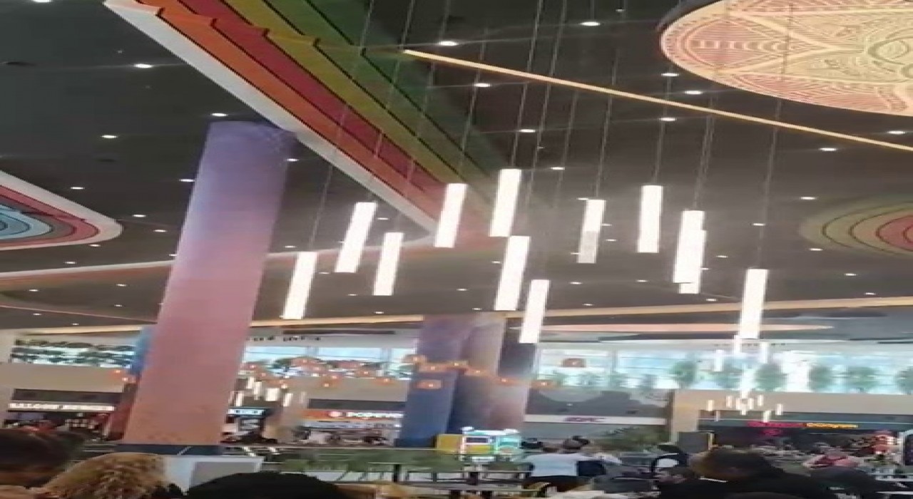 İstanbulda hissedilen 5.0 büyüklüğündeki deprem anı AVMde böyle görüntülendi