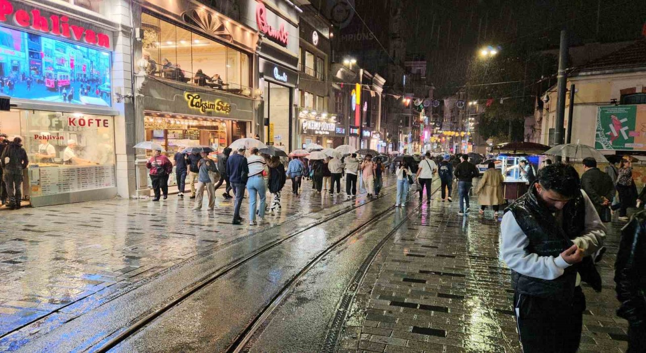 İstanbulda sağanak yağış etkili oluyor