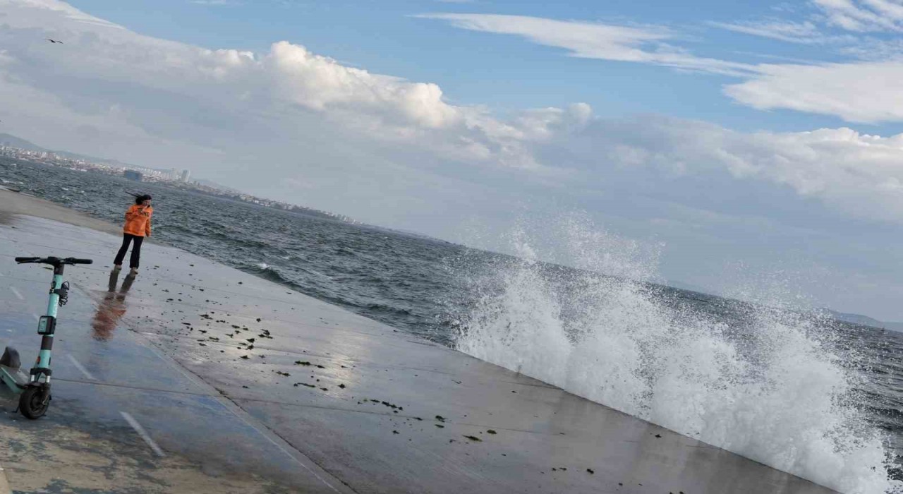 İstanbulda şiddetli rüzgar nedeniyle dalgalar oluştu
