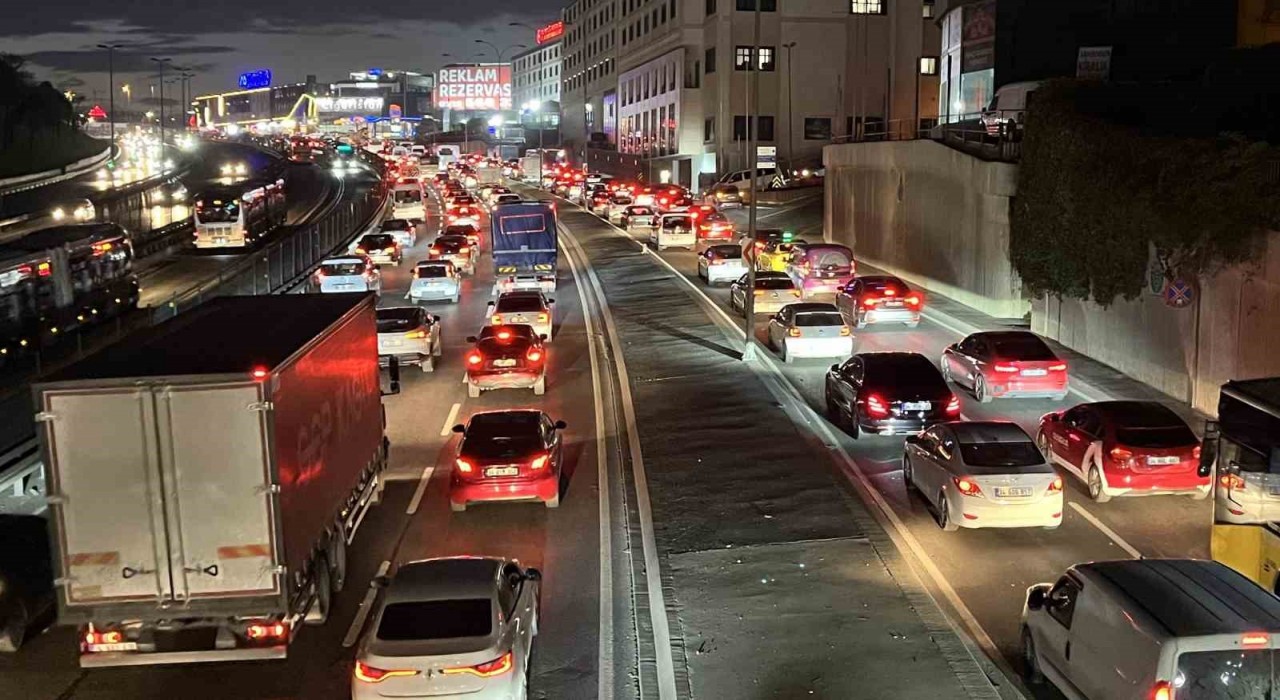 İstanbulda trafik yoğunluğu yüzde 83e ulaştı