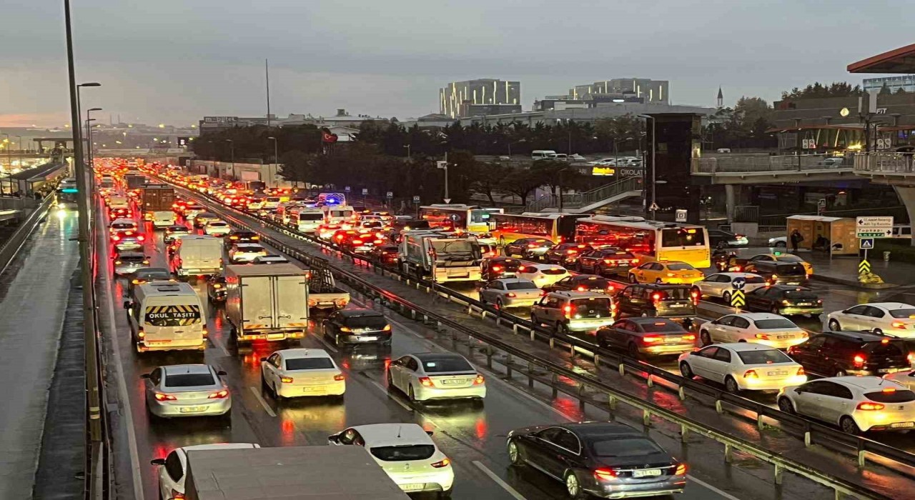 İstanbulda yağışla birlikte trafik yoğunluğu yüzde 81e ulaştı