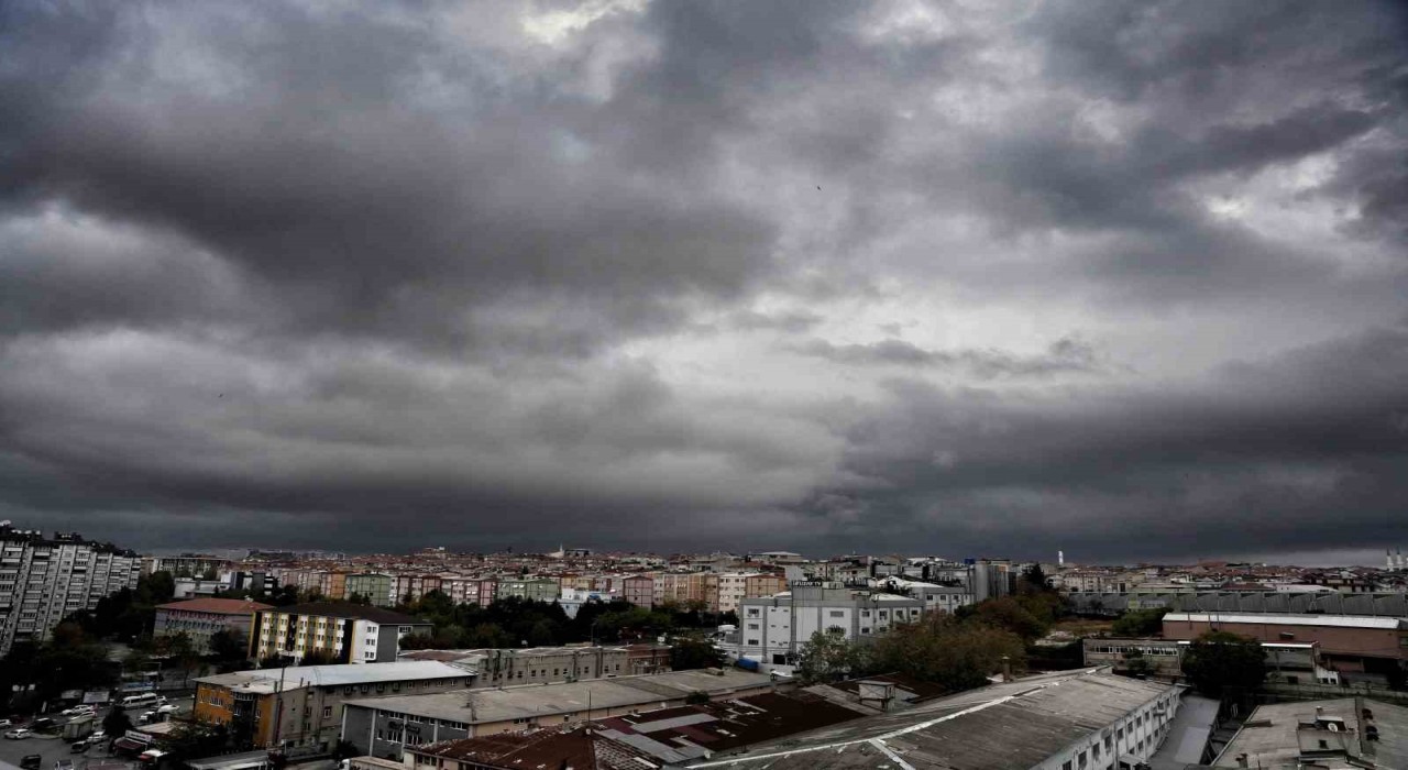 İstanbulun üzerine kara bulutlar çöktü