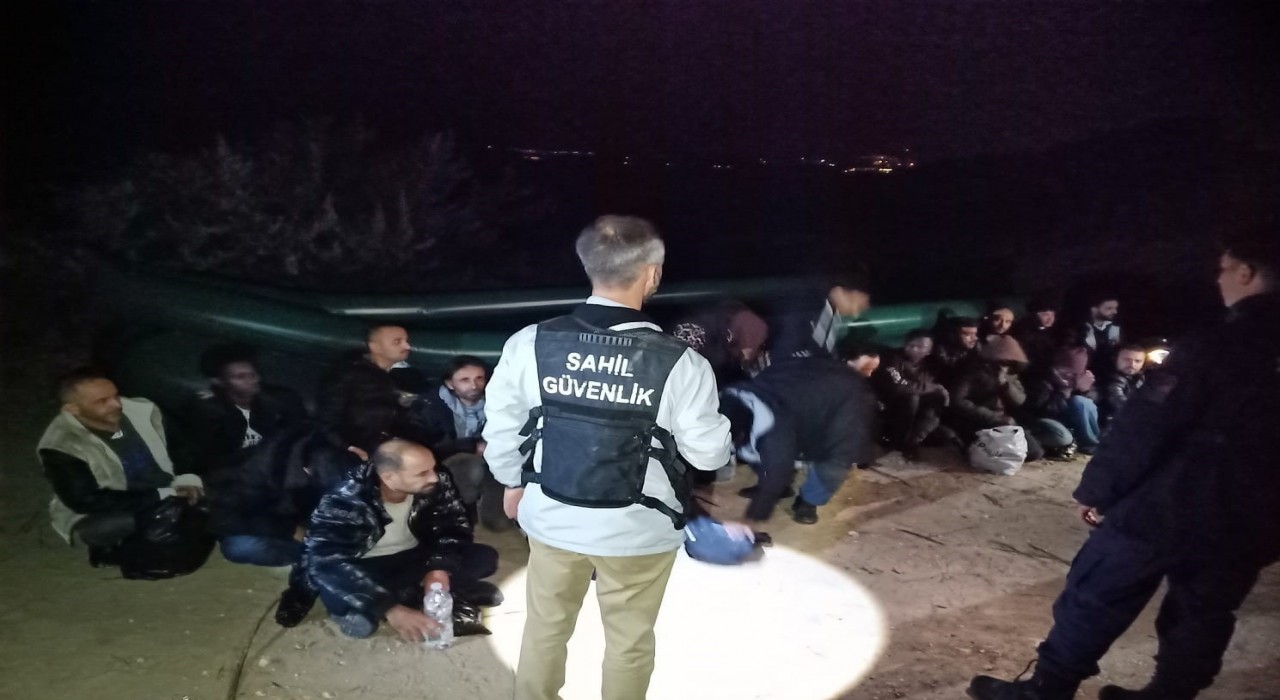 İzmir açıklarında 33 düzensiz göçmen kurtarıldı, 50 göçmen yakalandı