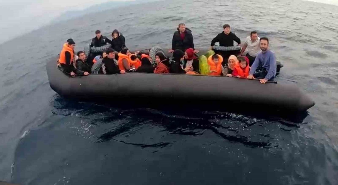 İzmir açıklarında 52 düzensiz göçmen yakalandı