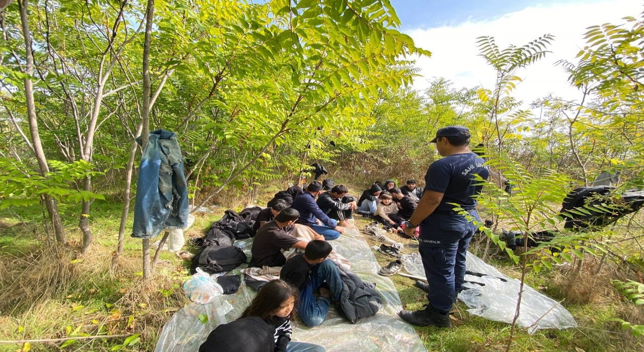 İzmir açıklarında 66 düzensiz göçmen yakalandı, 29 göçmen kurtarıldı