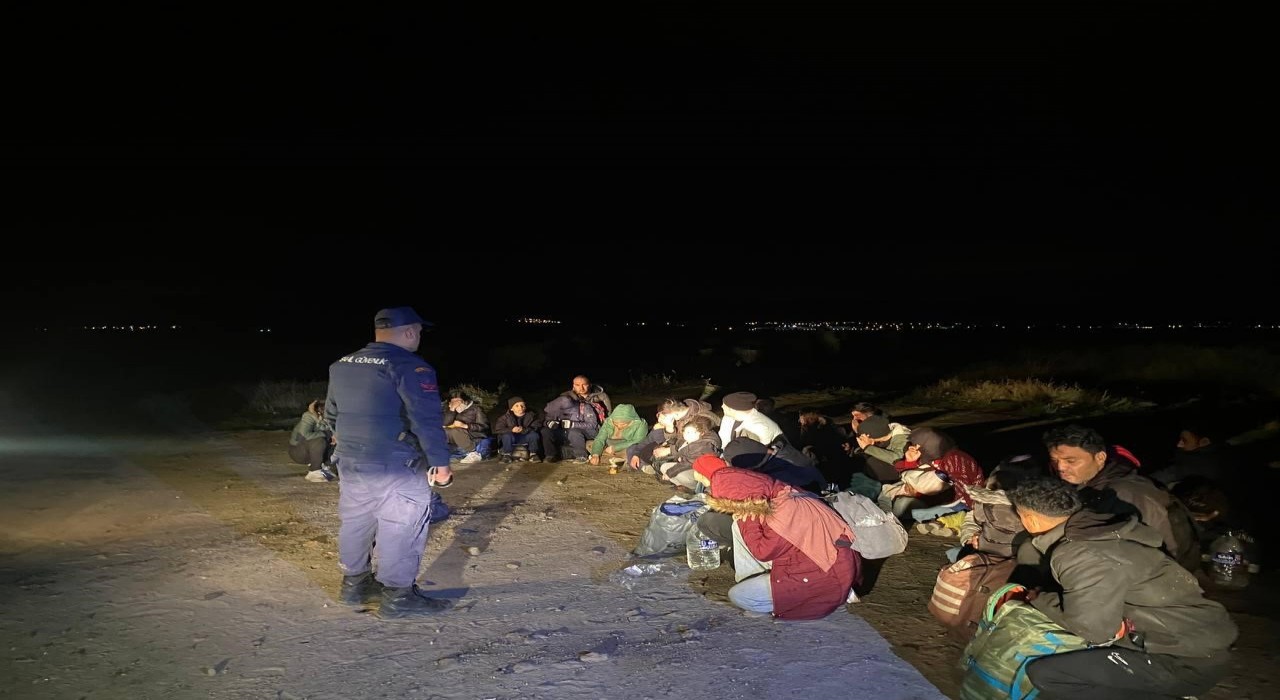İzmirde 30 düzensiz göçmen yakalandı