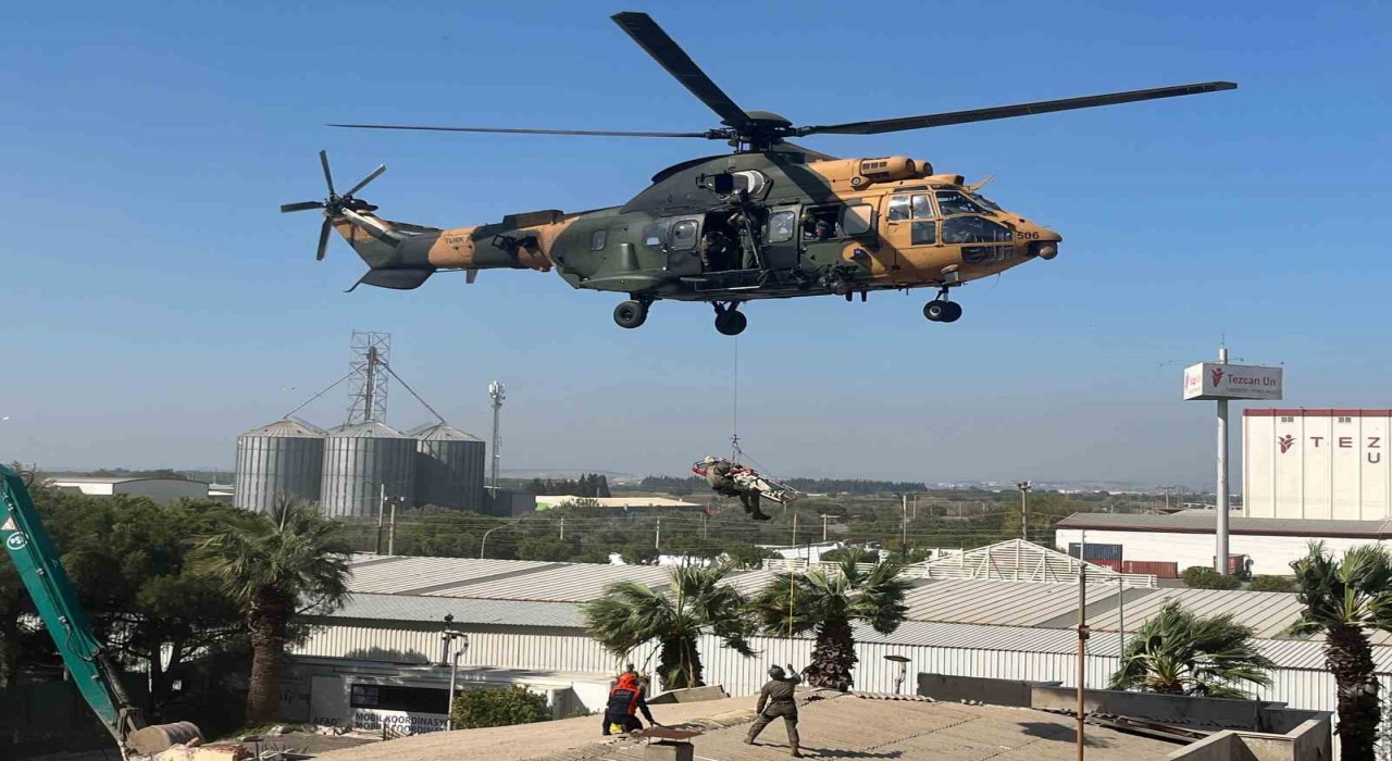 İzmirde 6.6 büyüklüğünde depreme, helikopterle müdahale tatbikatı gerçekleştirildi