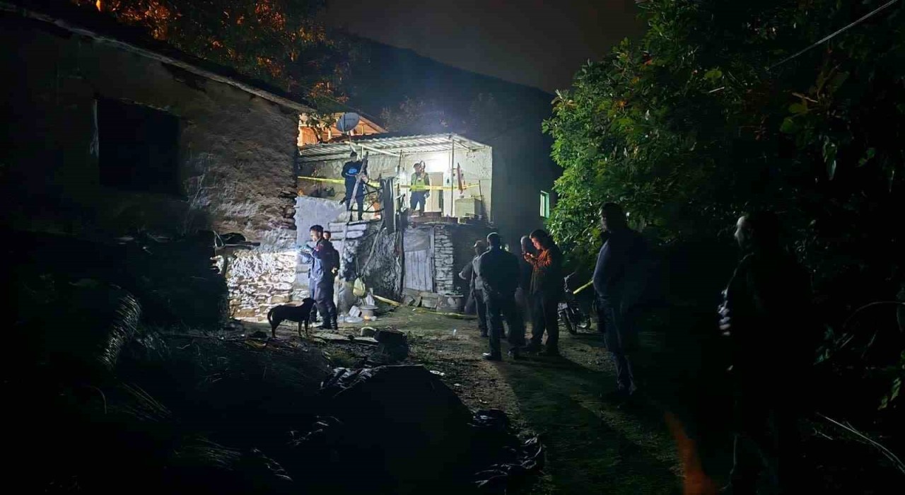 İzmirde aile faciası: Oğlunu öldürdü, eşini ağır yaraladı