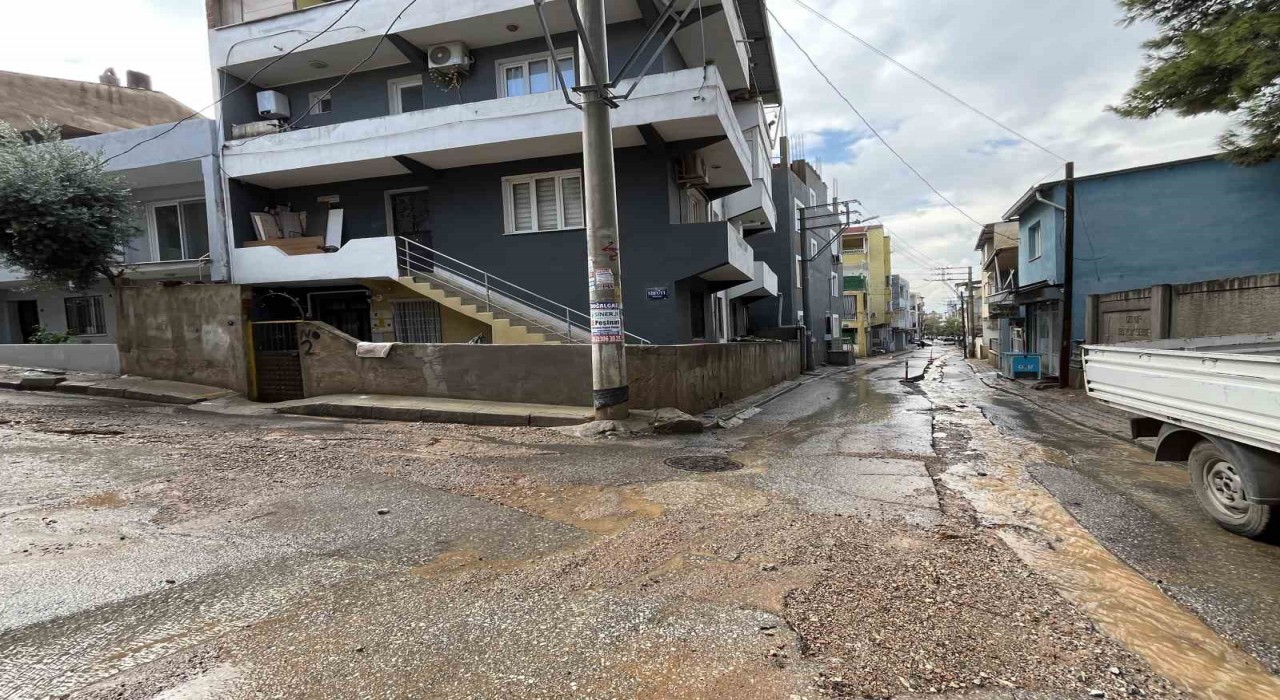 İzmirde etkili olan sağanak sonrası yollar göle döndü