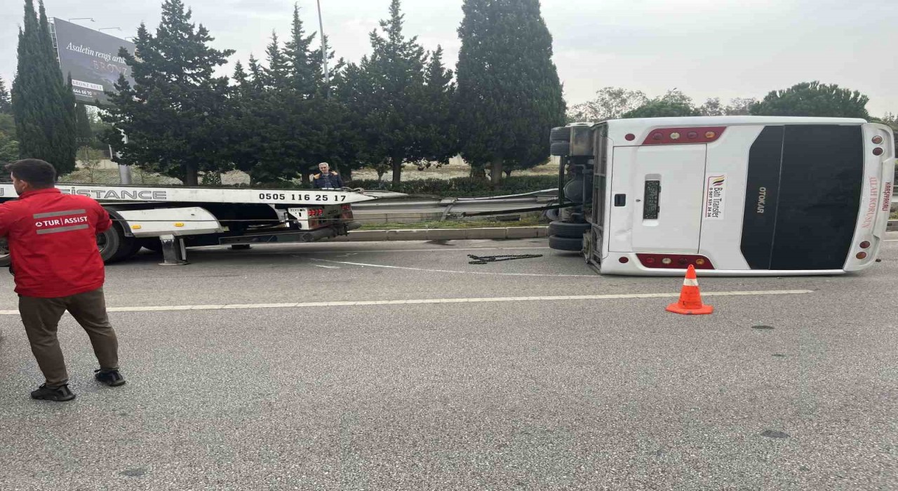 İzmirde havalimanı personel servisi devrildi: 5 yaralı
