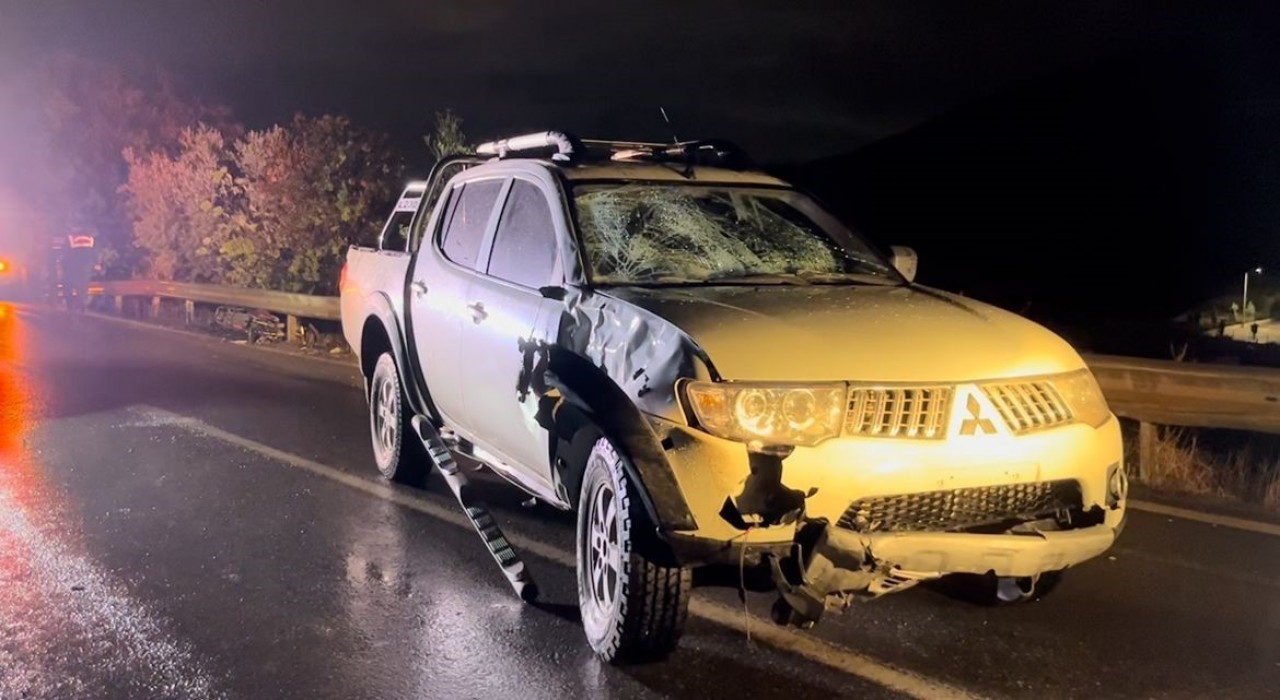 İzmirde pikap ile elektrikli bisikletin çarpıştığı kazada 2 kişi öldü