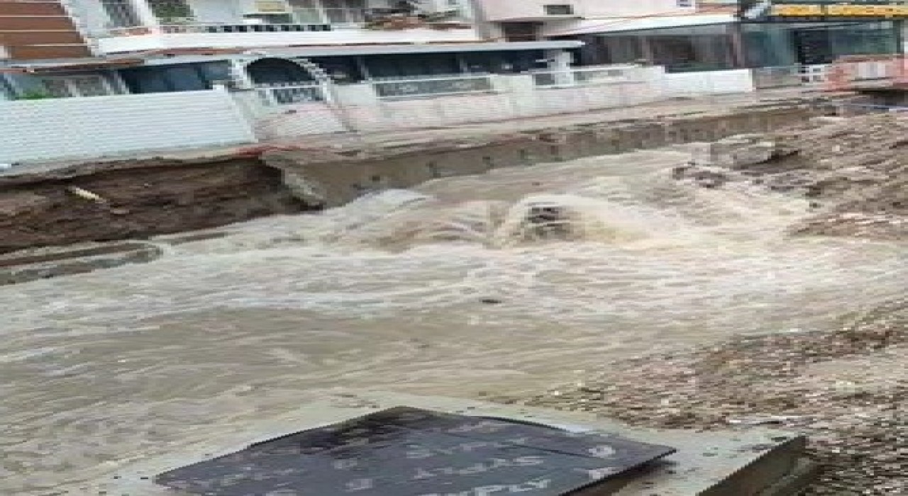 İzmirde sağanak yağış hayatı olumsuz etkiledi
