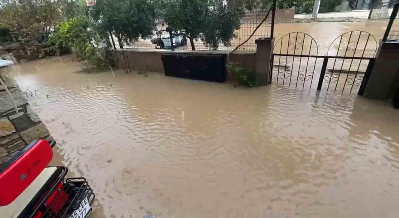 İzmirde sağanak yağış yolları göle çevirdi