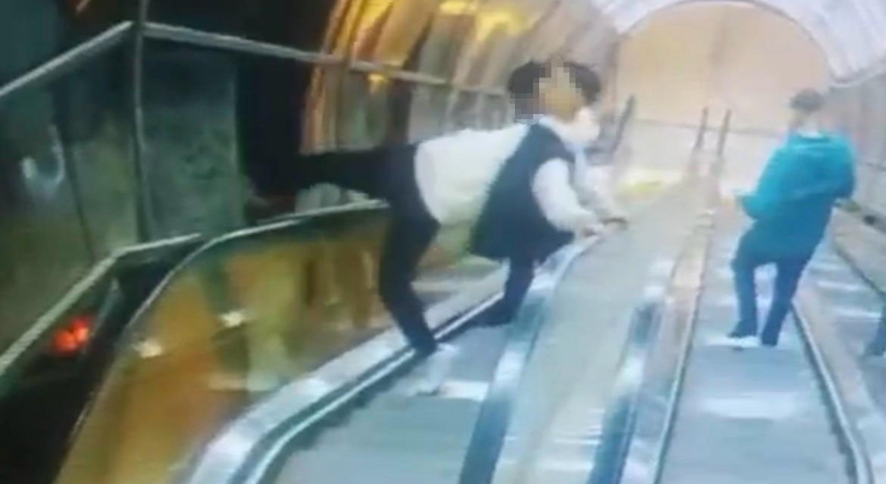 İzmirde üst geçidin korkuluklarına zarar veren 2 kişi tutuklandı