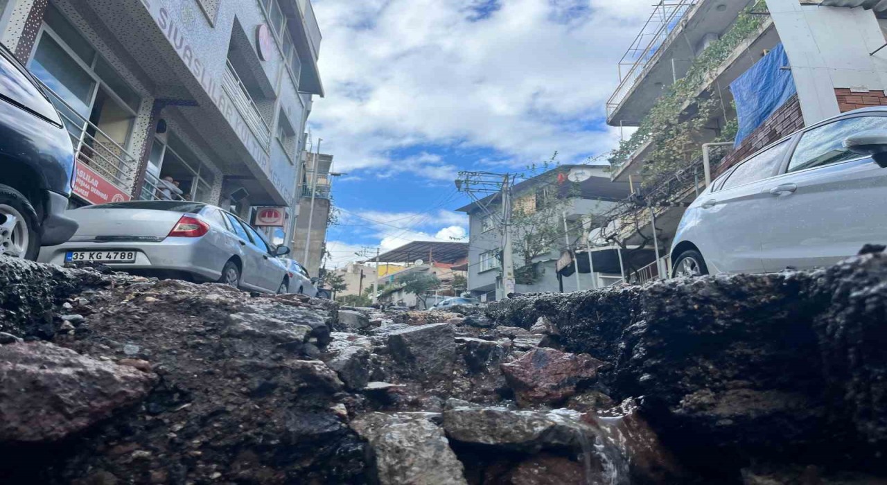 İzmirdeki sağanak bozuk yolları dere yatağına çevirdi