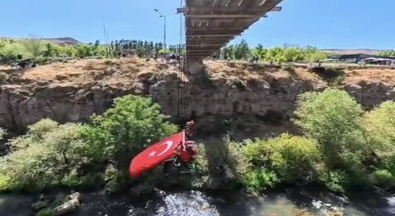 JAK timinden Muradiye Şelalesinde bayraklı kutlama
