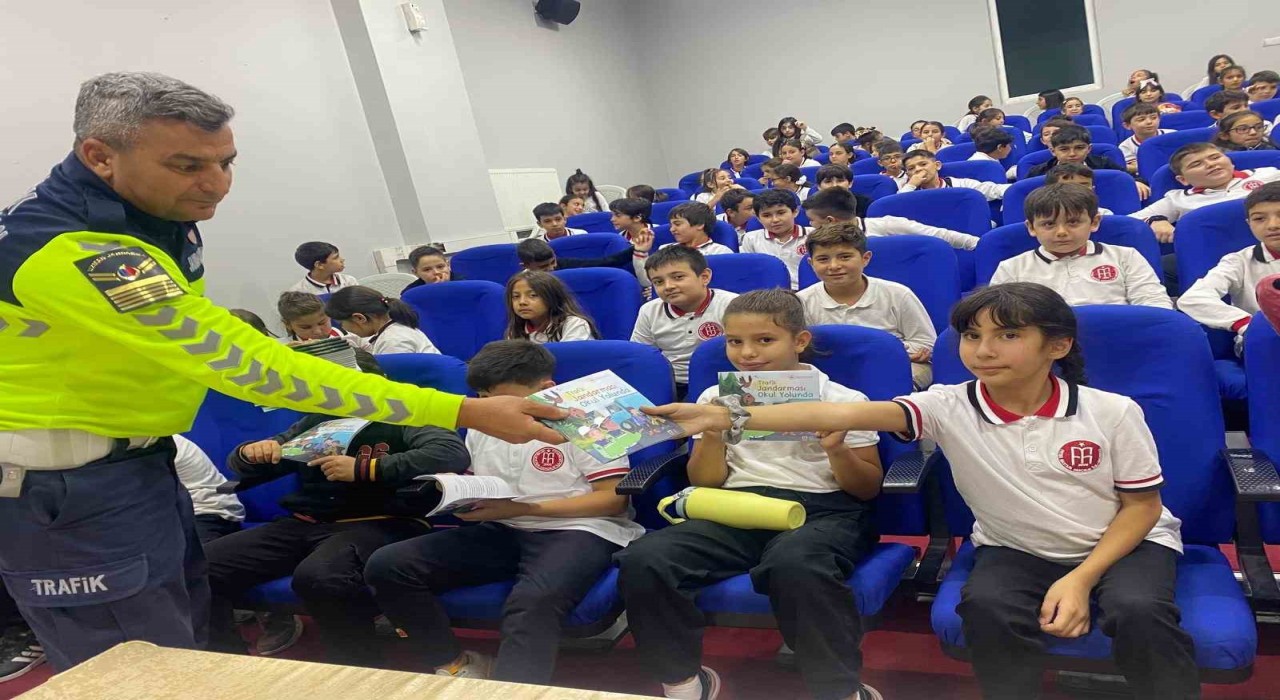 Jandarma 142 öğrenciye trafiği anlattı