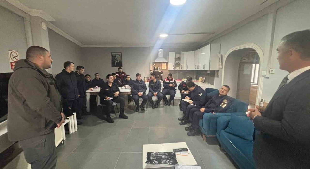 Jandarma ekiplerine kara avcılığı ile ilgili bilgiler verildi