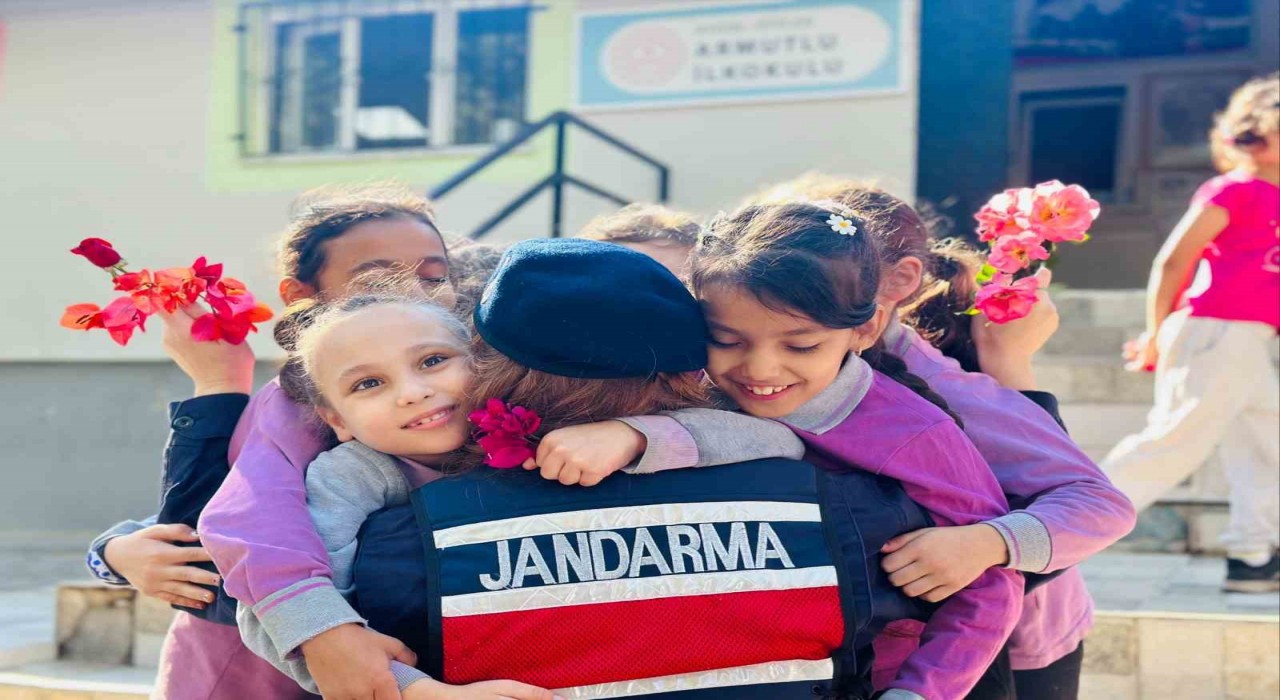 Jandarma kız çocuklarını unutmadı