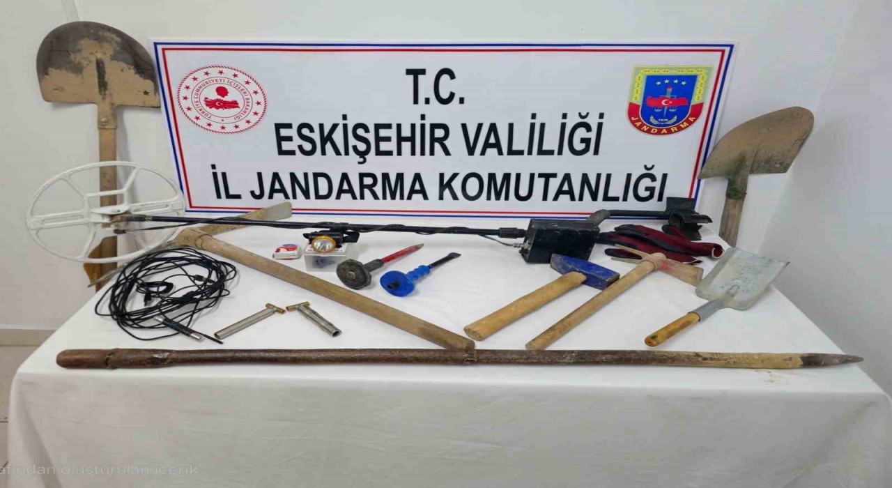Jandarma tarafından, kaçak kazı yaparken yakalanan 3 şüpheli tutuklandı