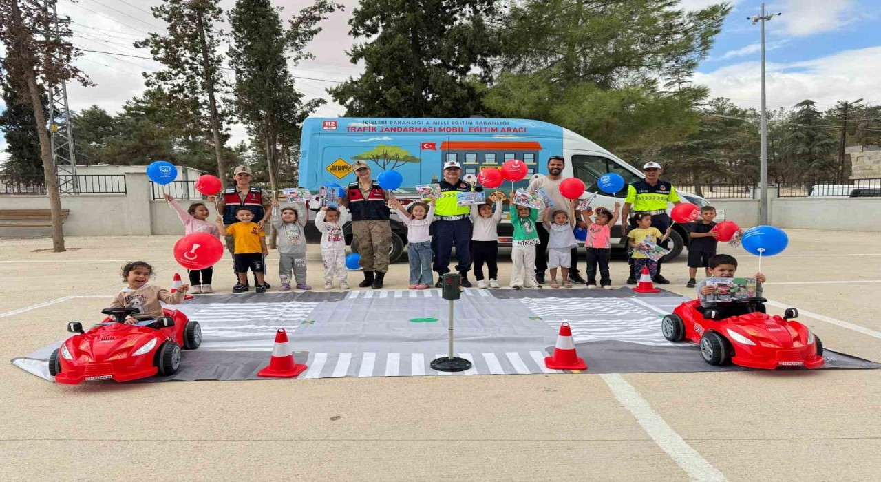 Jandarmadan mobil trafik aracı ile 118 öğrenciye trafik eğitimi