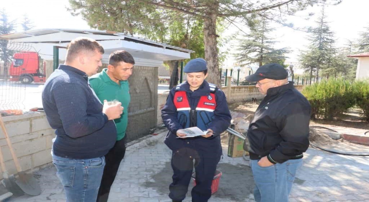 Jandarmadan vatandaşlara kadına şiddetle mücadele eğitimi